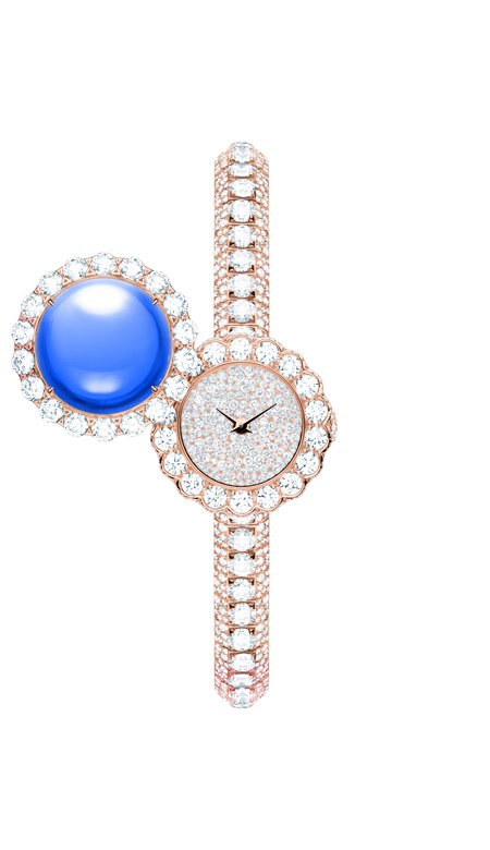<p>This <strong>La D De Dior Précieuse à Secret</strong> watch is distinguished with its blue sapphire cabochon that hides an amazing dial. Simply, the House is pampering us with a design that is an amazing bracelet and an even more astonishing watch at the same time.</p>