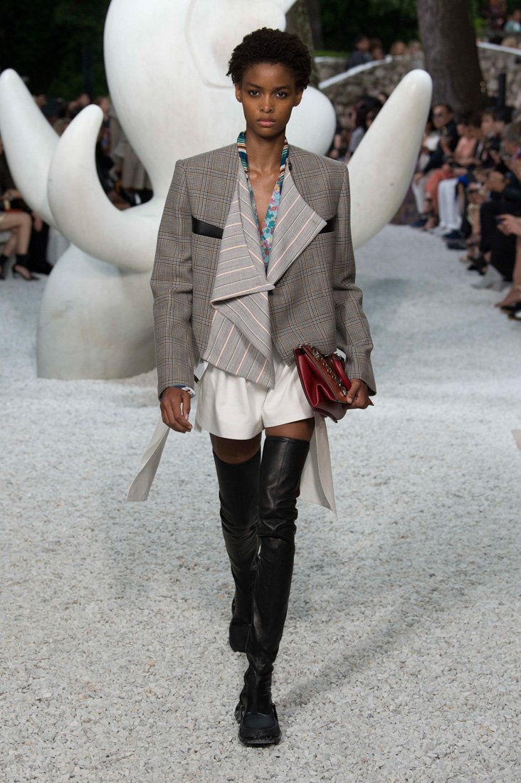 <strong>شانيل </strong><strong><span dir=LTR>CHANEL</span></strong><strong>،</strong> مجموعة <span dir=LTR>1.5 1 Cam&eacute;lia. 5 Allures</span> للمجوهرات الرّاقية، عقد <span dir=LTR>Rose Poudre</span><br />
&nbsp;