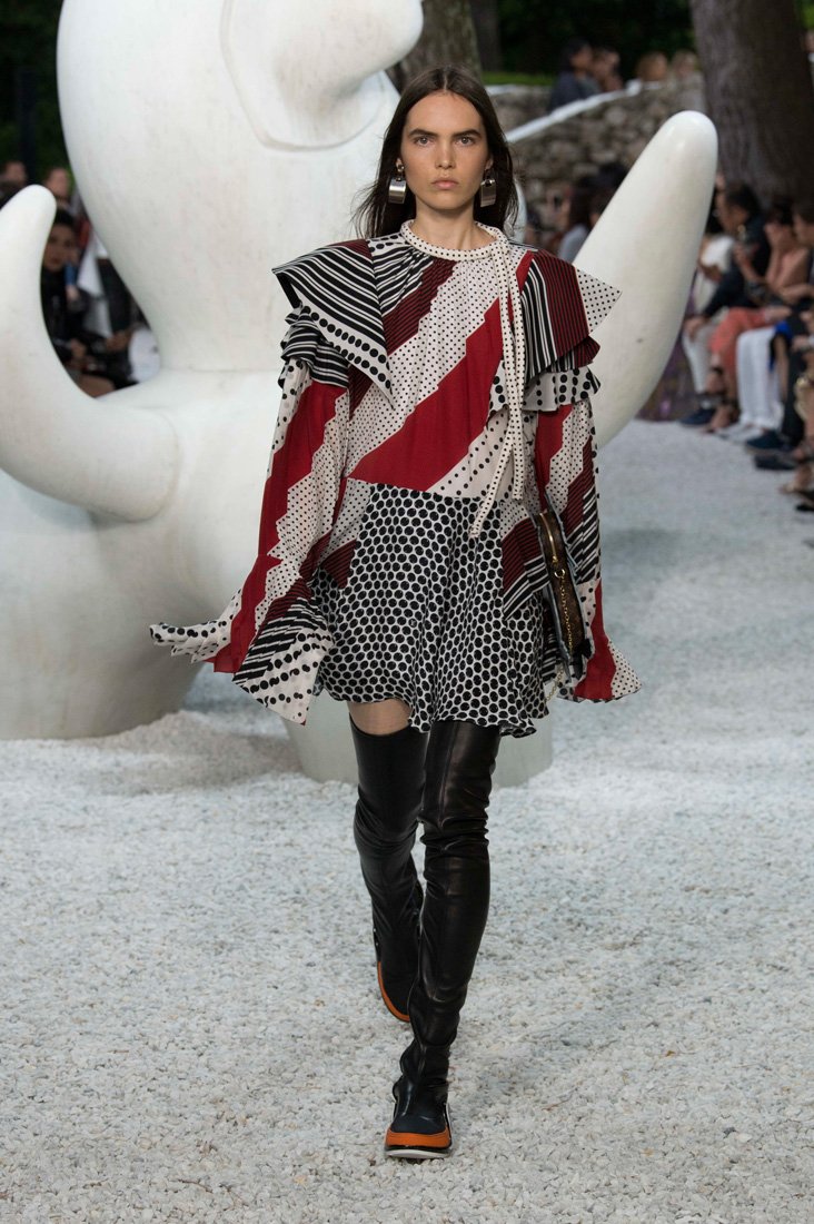 <strong>بوشرون،</strong> مجموعة <span dir=LTR>Nature Triomphante</span>&nbsp; للمجوهرات الرّاقية، عقد <span dir=LTR>Sakura</span><br />
&nbsp;