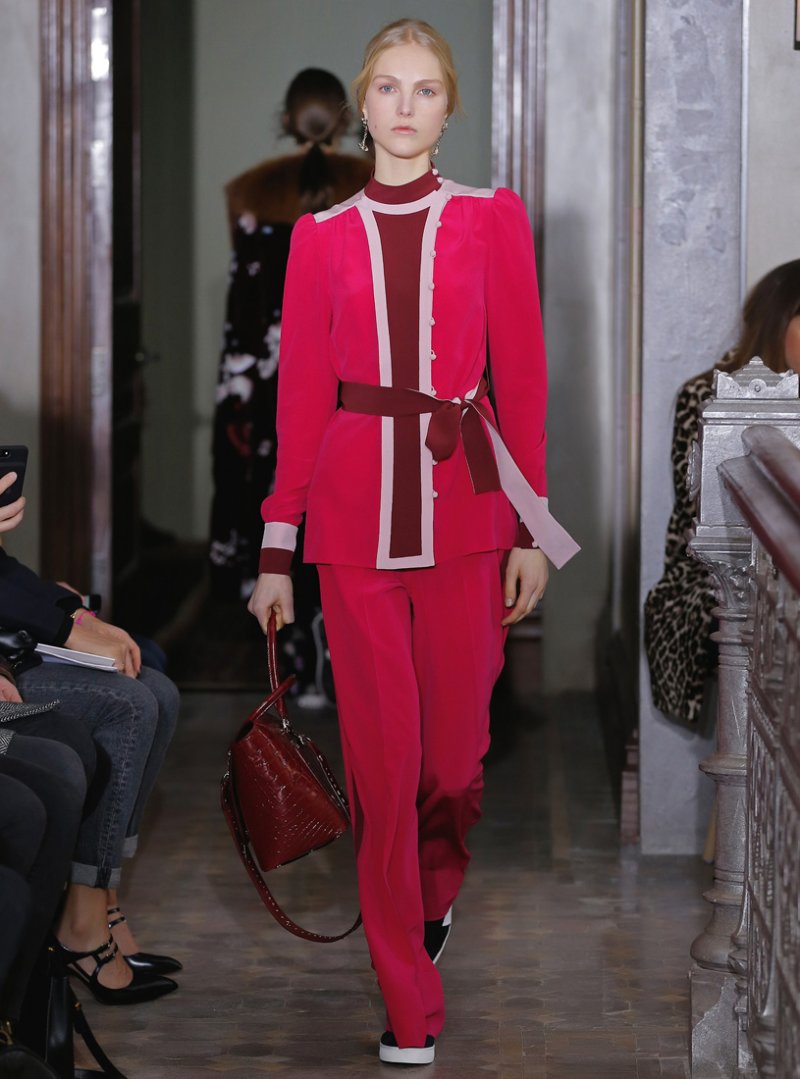 <strong>للفتيان </strong><br />
مونكلير<br />
<em>من موقع</em> <em>Melijoe.com</em><br />
&nbsp;