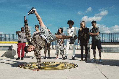 منافسة رقص حرّ على سطح مبنى فندي
