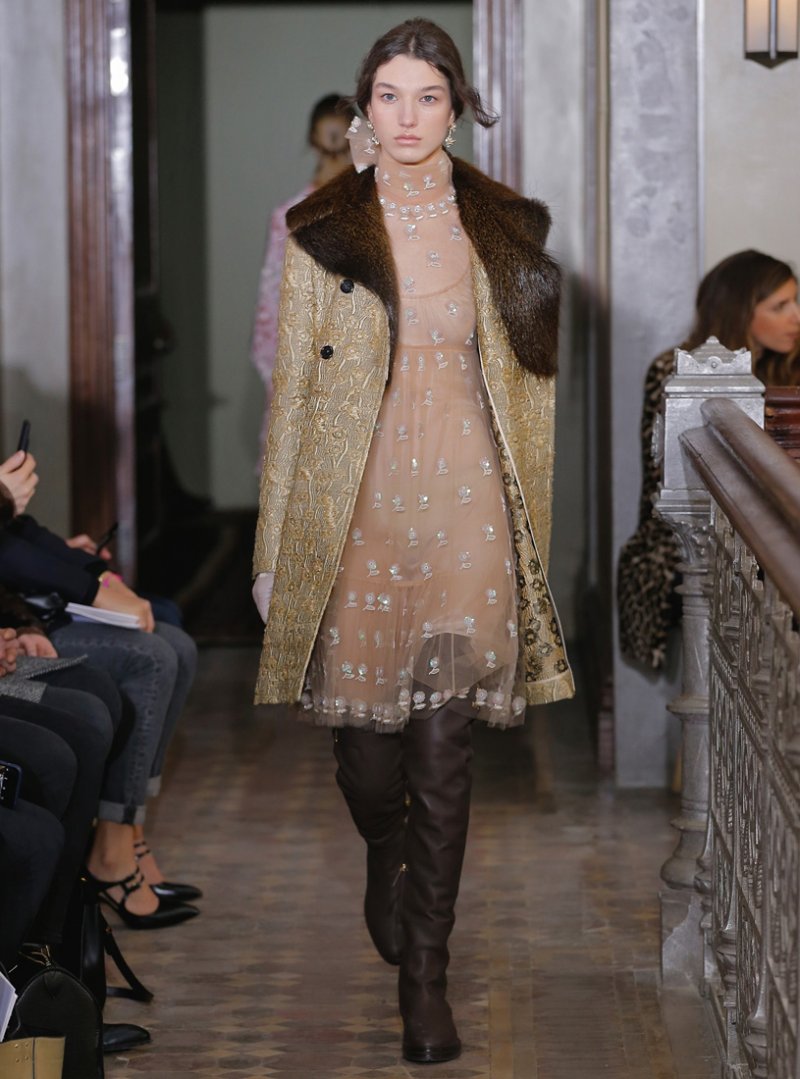 <strong>دانهيل</strong>، أزرار أكمام Gyro<br />
<em>من موقع </em><em>Mrporter.com</em><br />
&nbsp;