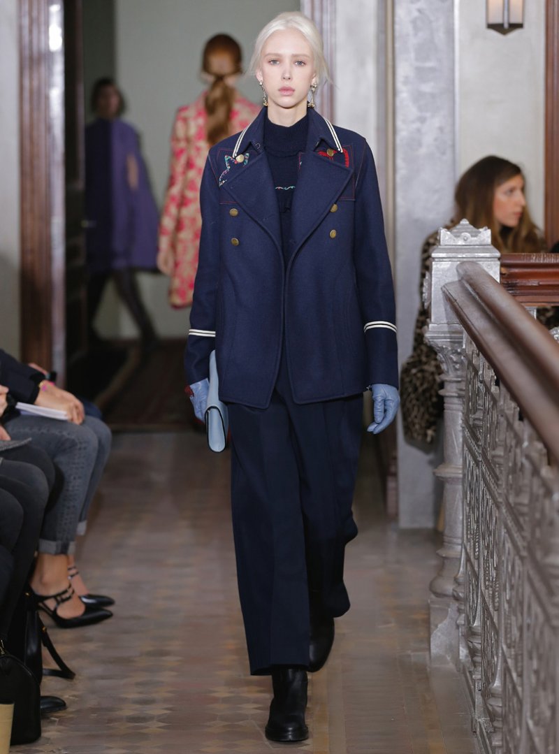 <strong>برادا</strong>، أزرار أكمام Robot<br />
<em>من موقع </em><em>Mrporter.com</em><br />
&nbsp;