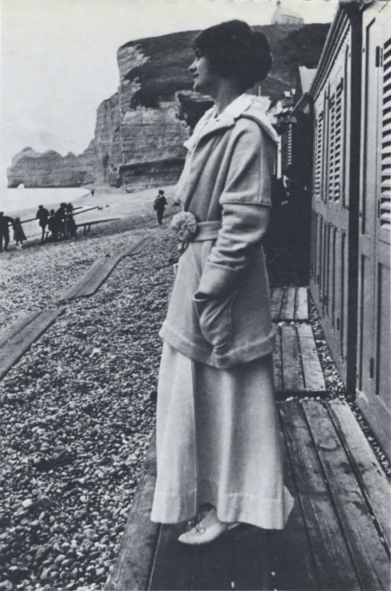 لنتكلّم عن فصل “The Destinations” – Deauville من سلسلة فيديوهات Inside CHANEL
