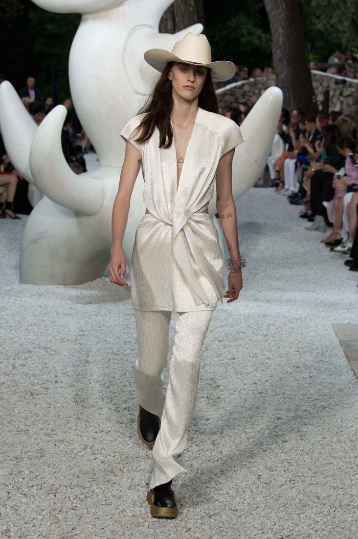 جوناثان سيمخاي<br />
<em>من موقع</em> <em><span dir=LTR>Mytheresa.com</span></em><br />
&nbsp;