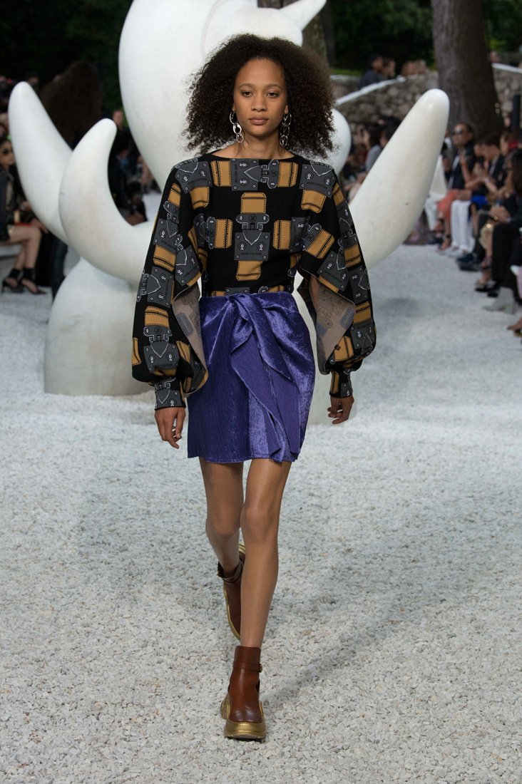 <strong>حقيبة المكياج</strong><br />
كارل لاغرفيلد