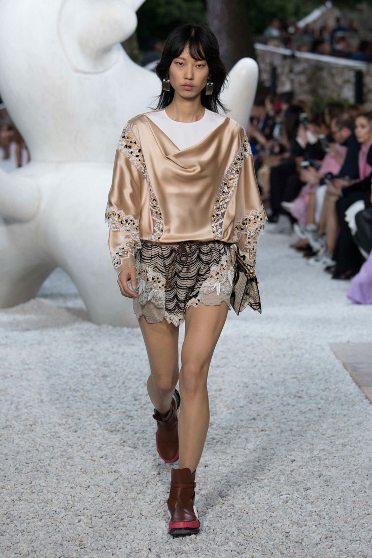 <strong>مشابك الشّعر </strong><br />
علامة <span dir=LTR>Valet</span><br />
<em>من موقع</em> <em><span dir=LTR>Net-A-Porter</span></em>