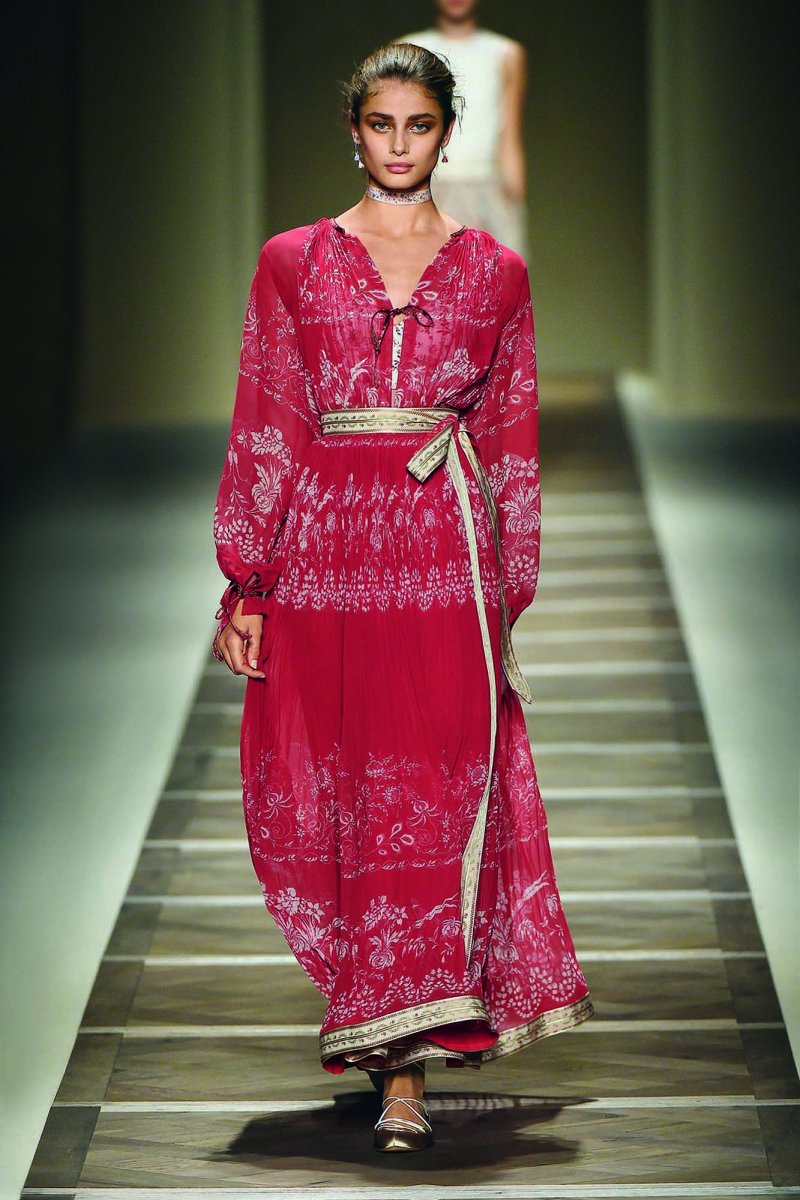 أقراط من سان لوران