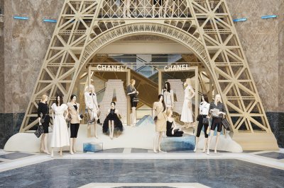 شانيل CHANEL تستولي على متجر غاليري لافاييت في الشّانزليزيه
