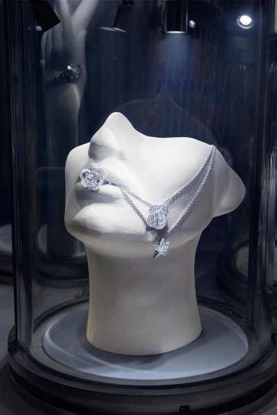 شانيل تفتتح قسم مؤقّت للمجوهرات في متجرها في شارع  Faubourg Saint-Honoré