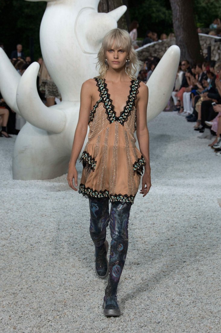 <strong>القبّعة المصنوعة من القشّ</strong><br />
إيترو<br />
<em>من موقع </em><em><span dir=LTR>Matches Fashion</span></em>