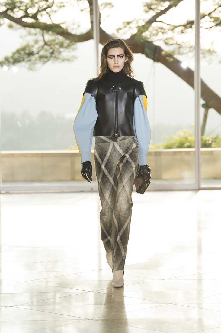 <strong>قمصان مزيّنة بشعارات </strong><br />
غوتشي<br />
<em>من موقع </em><em>Net-A-Porter </em><br />
&nbsp;<br />
&nbsp;