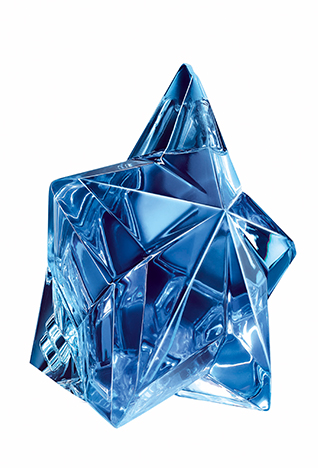 خضعت طبعة الزّهور الكلاسيكيّة إلى عمليّة تحديث لموسم ربيع وصيف 2015. مختلفةً وجريئة وتجريديّة، إنّ هذه الطّبعات الورديّة لا تشبه أيًّا ممّا رأيناه من ذي قبل.<br />
&nbsp;<br />
<strong>ماكس مارا</strong>