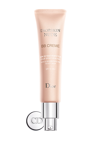 خضعت طبعة الزّهور الكلاسيكيّة إلى عمليّة تحديث لموسم ربيع وصيف 2015. مختلفةً وجريئة وتجريديّة، إنّ هذه الطّبعات الورديّة لا تشبه أيًّا ممّا رأيناه من ذي قبل.<br />
&nbsp;<br />
<strong>برادا</strong>