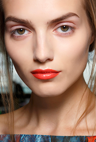 لا تتردّدي في إرفاق السّراويل الواسعة الأقدام بتوب واسعة كمعطف فالنتينو المطبّع الذي ارتدته أوليفيا باليرمو