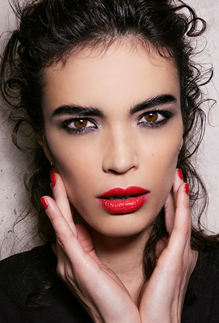 إجعلي ساقيْك يبدوان أكثر طولًا من خلال ارتداء سراويل طويلة جدًّا