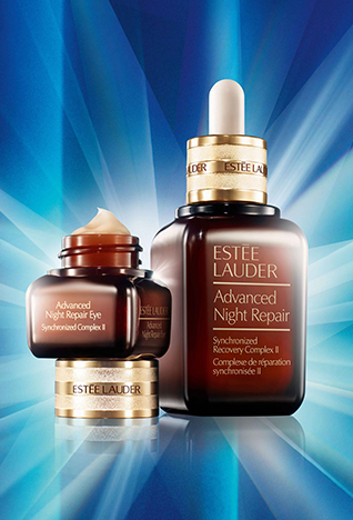 <strong>فساتين ذات أكمام من الدّانتيل </strong><br />
<br />
مونيك لويلييه