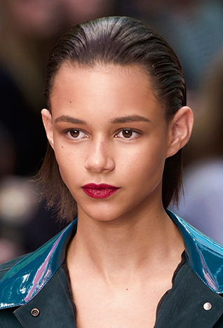 <strong>فساتين رومنسيّة قديمة الطّراز </strong><br />
<br />
أوسكار دي لا رينتا