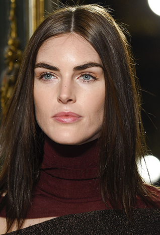 <em>بقلم يلدا زكّا </em><br />
&nbsp;<br />
إنّ أكسسوارات الشّعر ليست سوى عنصر واحد من لائحة العناصر التي يتشكّل منها مظهر العروس. وإنّ أكسسوار الشّعر، الذي غالبًا ما تقوم بشرائه العرائس في النّهاية، يزوّد مظهرهنّ بلمسة نهائيّة. وفي حين أنّ هذه القطعة قد تترافق بطرحة، يضفي هذا الأكسسوار روحًا من الأناقة عند إزالة هذه الأخيرة.<br />
&nbsp;<br />
فسواء أكنت تخطّطين لرفع شعرك أم لا، ولاختيار دبّوس شعر برّاق أو عصابة رأس من الورود، إليك 10 أكسسوارات رائعة للشّعر ستجعلك ترغبين باستخدامها لإنهاء مظهرك الزّفافي.