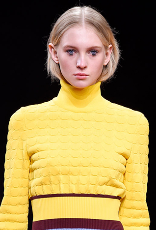 بصفتها إحدى أهمّ صيحات هذا الموسم، تأتي الشّراريب بكافّة الأشكال هذا الرّبيع. وللّواتي لا يتجرّأن على التّخلّي عن أسلوبهنّ المعتاد، حاولْن إضافة البعض من الشّراريب على مظهركنّ من خلال تفصيل تتزوّد به التّنّورة أو حقيبة مشرّبة. ولمن يتمتّعن بقدرٍ أكبر من الجرأة، ارتديْن صدار أو فستان برّاق يتلألأ مع كلّ حركة تقمْنَ بها.<br />
&nbsp;<br />
<strong>دي فيسينسو</strong>