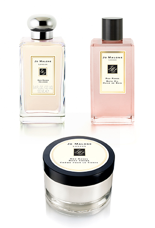 <strong>ريهانا</strong> ترتدي من الرّأس حتّى أخمص القدميْن تصاميم من مجموعة فرساتشي لخريف وشتاء 2015 في حفل جوائز iHeartRadio الموسيقيّة للعام 2015