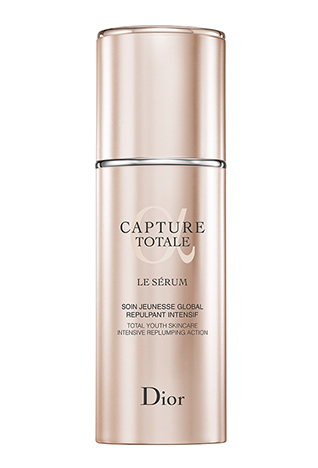 <strong>أوليفيا وايلد</strong> ترتدي فستان متعدّد الألوان من إمانويل أنغارو وسترة جلديّة خضراء خلال تجوّلها في مدينة نيويورك.