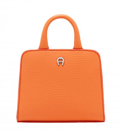 حقيبة “Cybill Bag” من آيغنر، رسالةُ حبٍّ من أعماق البحار