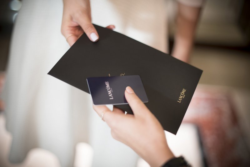 بإمكان النّساء ذوات <strong>الوجه البيضاويّ</strong> أن يرتدين العقد الذي يحلو لهنّ، بشرط أن يكون هذا الأخير مناسب لتقاسيم وجههنّ. وإذا كان وجهك على هذا الشّكل، ألقي الضّوء على عنقك الطّويل من خلال اختيار عقد ضيّف أو اجعلي جذعك يبدو أطول من خلال ارتداء عقد لؤلؤيّ طويل.<br />
<em>يوكو لندن، عقد من مجموعة </em><em>Masterpiece</em><br />
&nbsp;<br />
&nbsp;