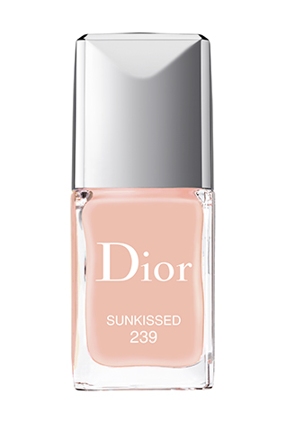 تكمّل قبّعة كبيرة من ميزون ميشال المظهر بامتياز وتحوّله من مظهر جيّد إلى مظهر ممتاز