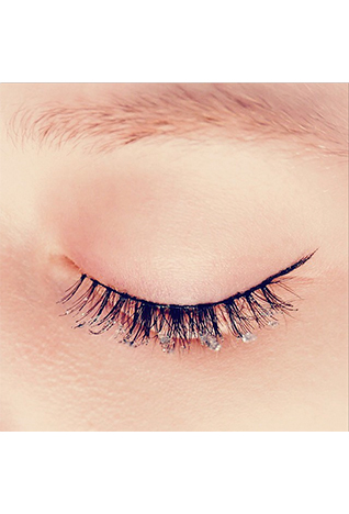 الممثّلة <strong>إيميلي رتجكوسكي</strong> تبدو رائعة بفستان أخضر من تصميم فوستو بوغليسي وأحذية عالية الكعب من جوسيبي زانوتي ديزاين في حفل جوائز MTV للأفلام