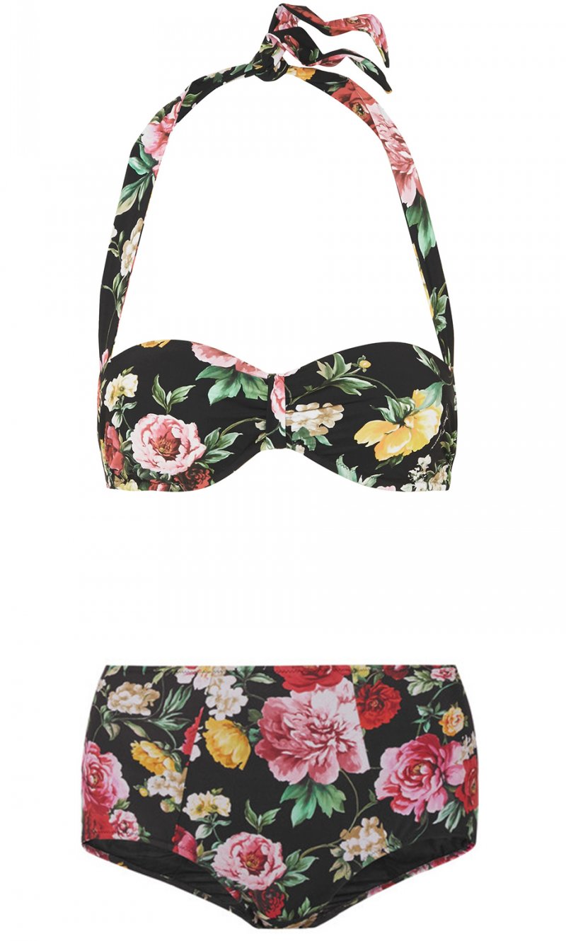 <strong>-ستيلّا ماكسويل </strong>في إطلالة هوت كوتور من<strong> روبيرتو كافالي</strong><br />
&nbsp;