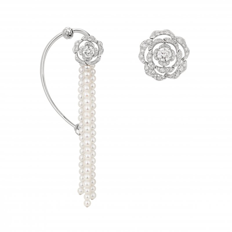 <strong>CHANEL</strong>, 1.5 1 Camélia. 5 Allures high jewelry collection, Perles Intemporelles earrings<br />