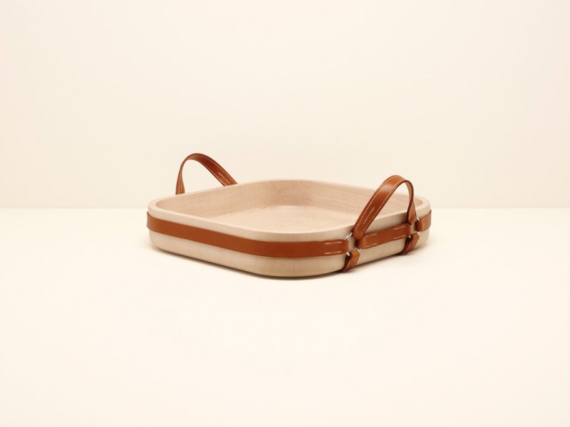 <strong>ساعة</strong> <strong><span dir=LTR>Cape Cod ChaineD&rsquo;ancre &ndash; White Lacquered</span></strong><br />
-قرص مطليّ بالأبيض وحلقات وصل سلسال المرساة تزيّنها 71 حبّة ماس<br />
-تفاصيل تزيينيّة مصنوعة من عرق اللّؤلؤ<br />
-علبة مستطيلة مصنوعة من الفولاذ المقاوم للصّدأ قطرها 42 مليمتر وتزيّنها 42 حبّة ماس<br />
-كريستال الياقوت المقاوم للإنعكاس<br />
-ساعة مقاومة للماء حتّى عمق 3 بار<br />
-حزام مصنوع من جلد التّمساح<br />
-حركة كارتز<br />
-وظائف: ضبط السّاعة والدّقائق