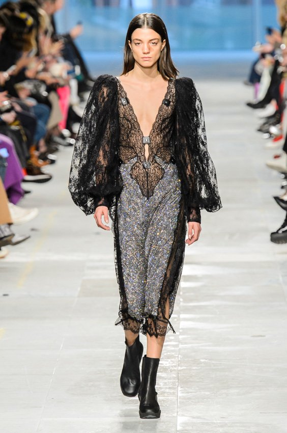 فندي<br />
<em>متوفّر لدى&nbsp;</em><em><span dir=LTR>Farfetch</span></em>&nbsp;&nbsp;<br />
&nbsp;