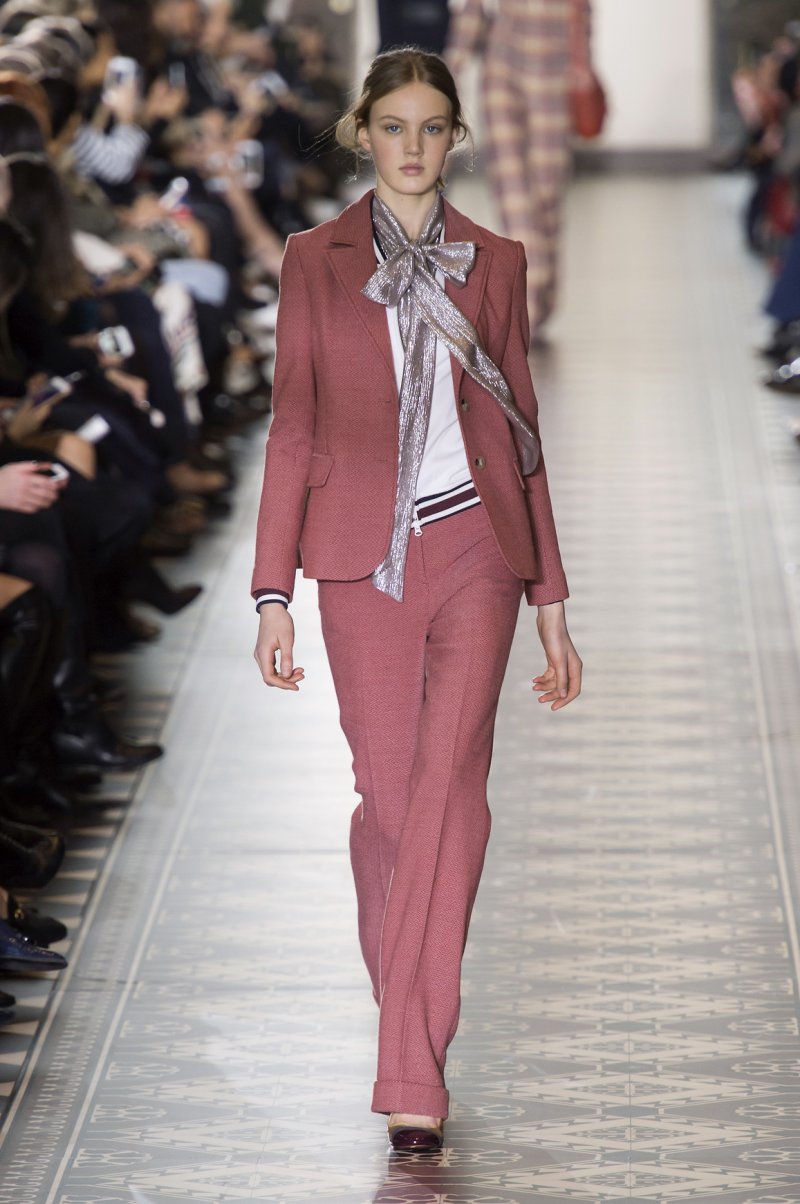 صيحة بدلة السّروال تعود إلى عالم الموضة
