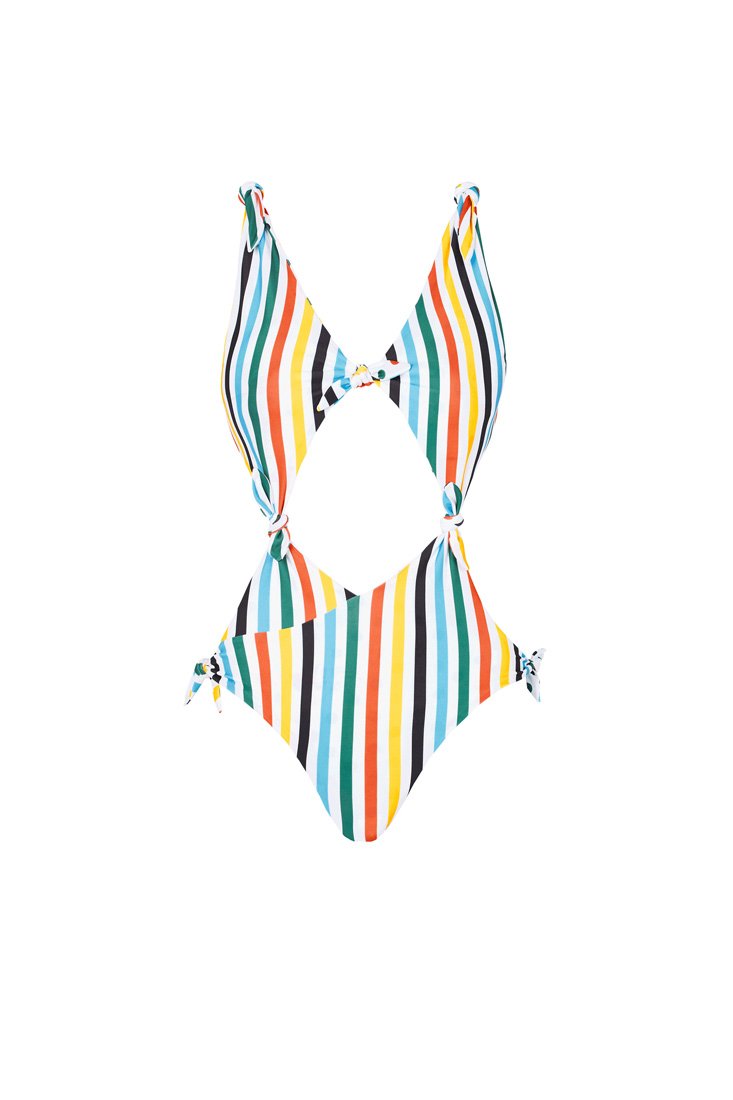 <strong>-بيلّا حديد </strong>في<strong> إطلالة هوت كوتور من ديور </strong>أرفقتها بمجوهرات من<strong> بولغري</strong><br />
&nbsp;