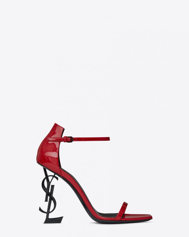 برادا<br />
<em>من موقع </em><em><span dir=LTR>MRPORTER</span></em><br />
&nbsp;