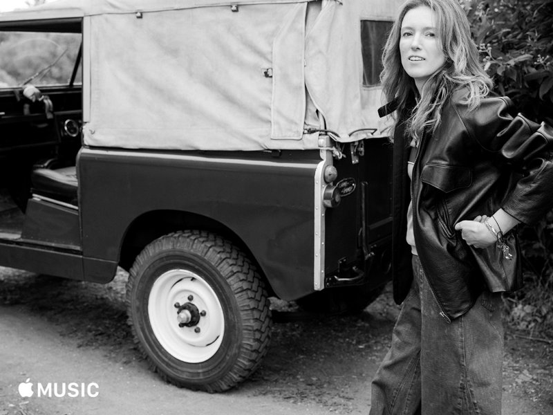 مخرجة الأفلام الفرنسيّة <strong>مايوين</strong> تبدو ساحرة في تصاميم من <strong>مجوهرات شانيل</strong><br />
&nbsp;