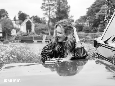 Chlo&eacute; Partners Up with Apple Music
