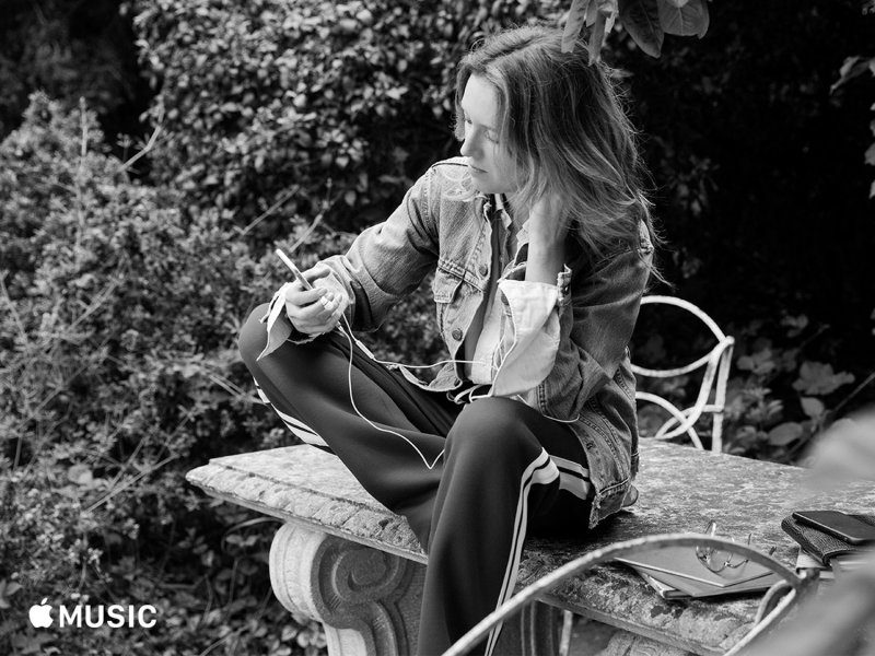 <strong>ماريون كوتيار</strong> ترفق فستانها الأسود بمجوهرات راقية من <strong>شوبارد</strong><br />
&nbsp;