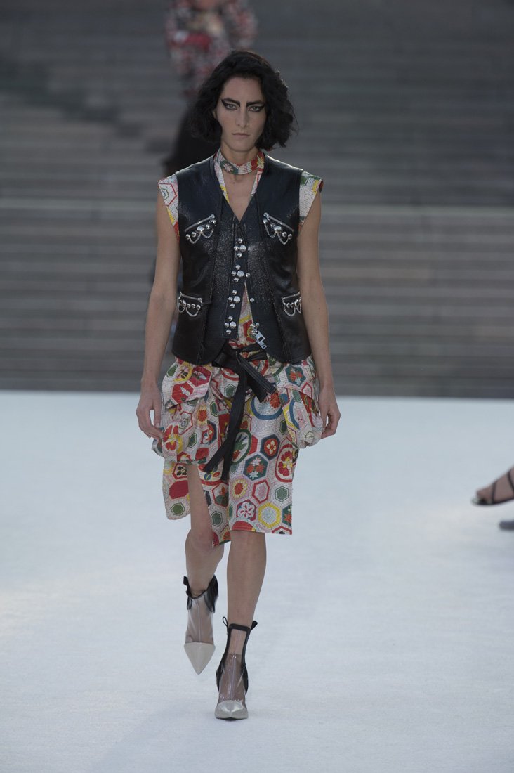 <strong>أحذية بيضاء عالية المستوى </strong><br />
ييزي<br />
<em>من متجر بوتيك1</em>