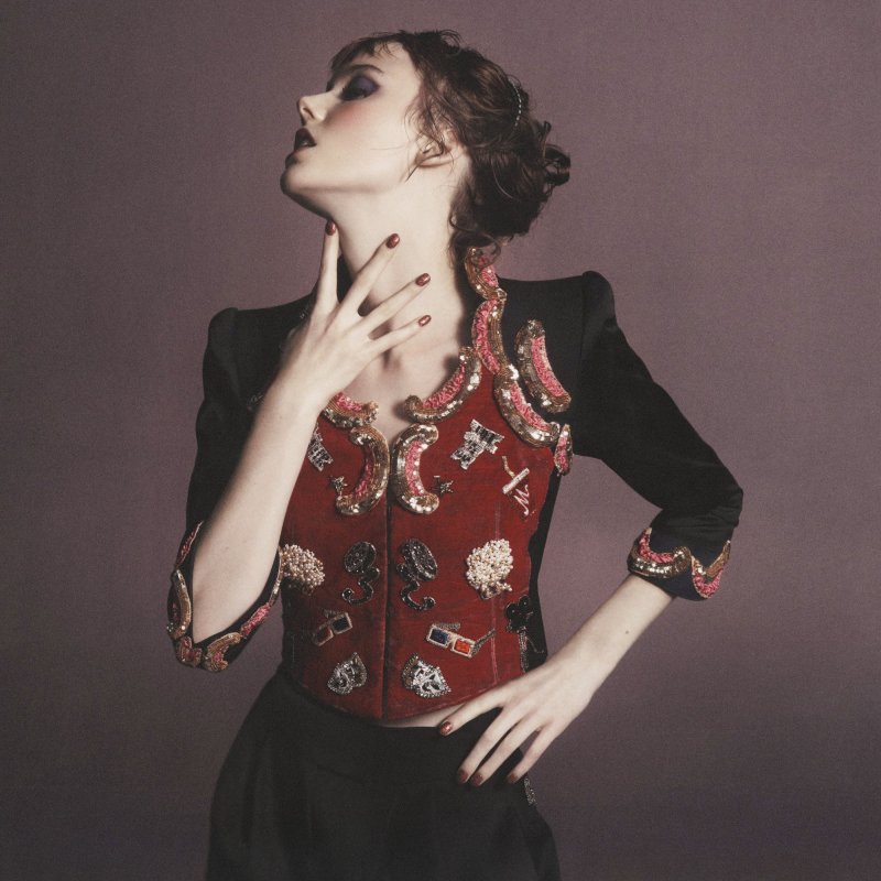 <strong>فوكيت، تايلاند</strong><br />
مع امتداد موسم الجفاف من ديسمبر إلى أبريل، تشكّل جزيرة فوكيت إحدى الوجهات المثاليّة لعطلة شمسيّة في خلال هذه الفترة من العام. إنّها أكبر جزر تايلاند ومنظر مغيب الشّمس فيها هو ما يجعلها مكانًا أسطوريًّا لتمضية عطلة رخاء.