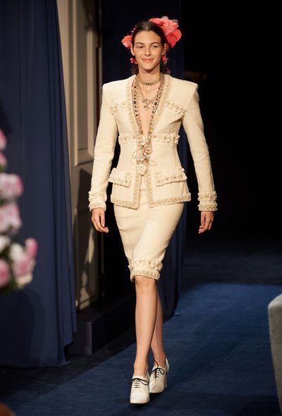 شانيل تعرض مجموعة Paris Cosmopolite 2016/17 M&eacute;tiers d&rsquo;Art في طوكيو
