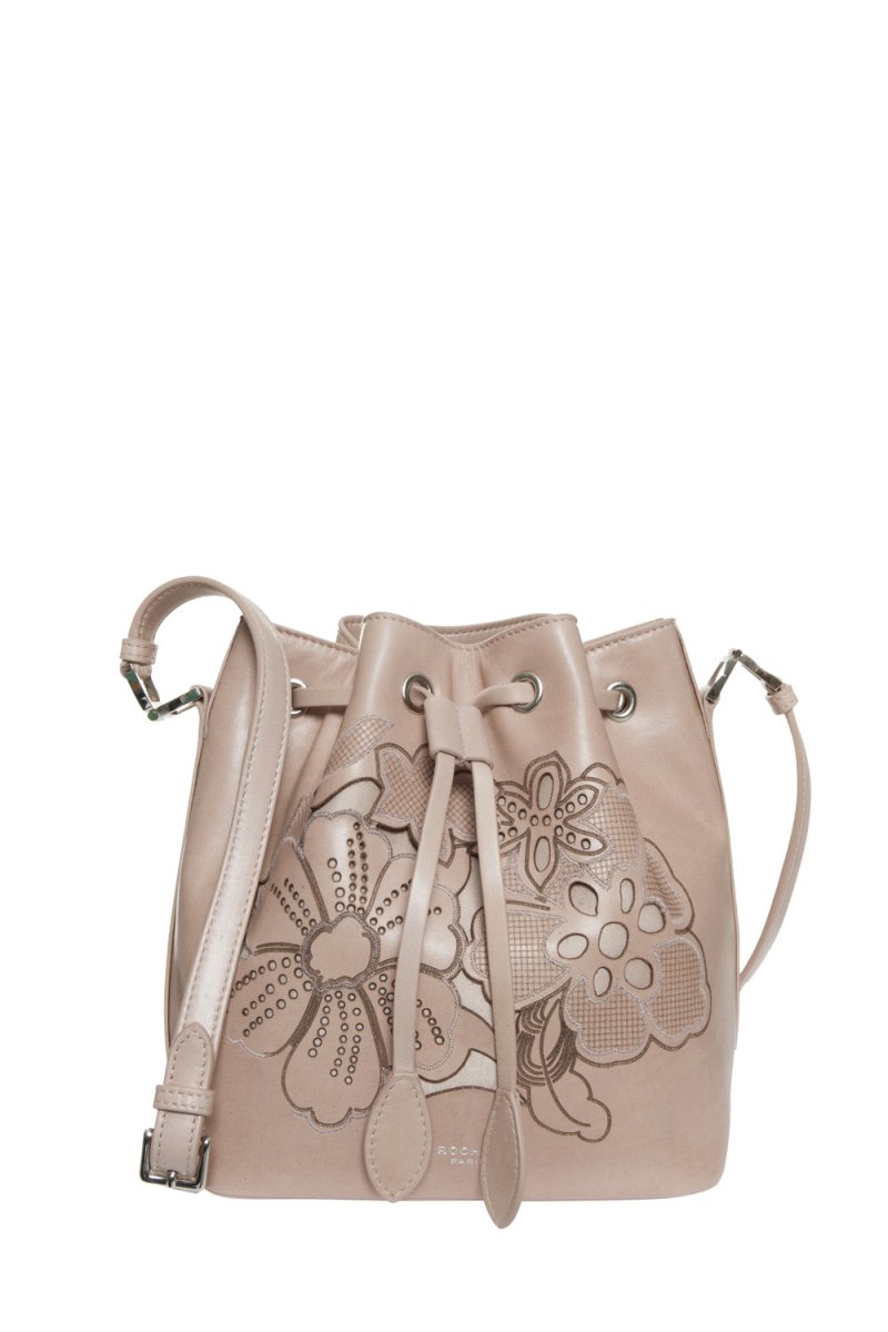 بلوز من بالنسياغا<br />
<em>من موقع</em> <em>Net-A-Porter</em><br />
&nbsp;