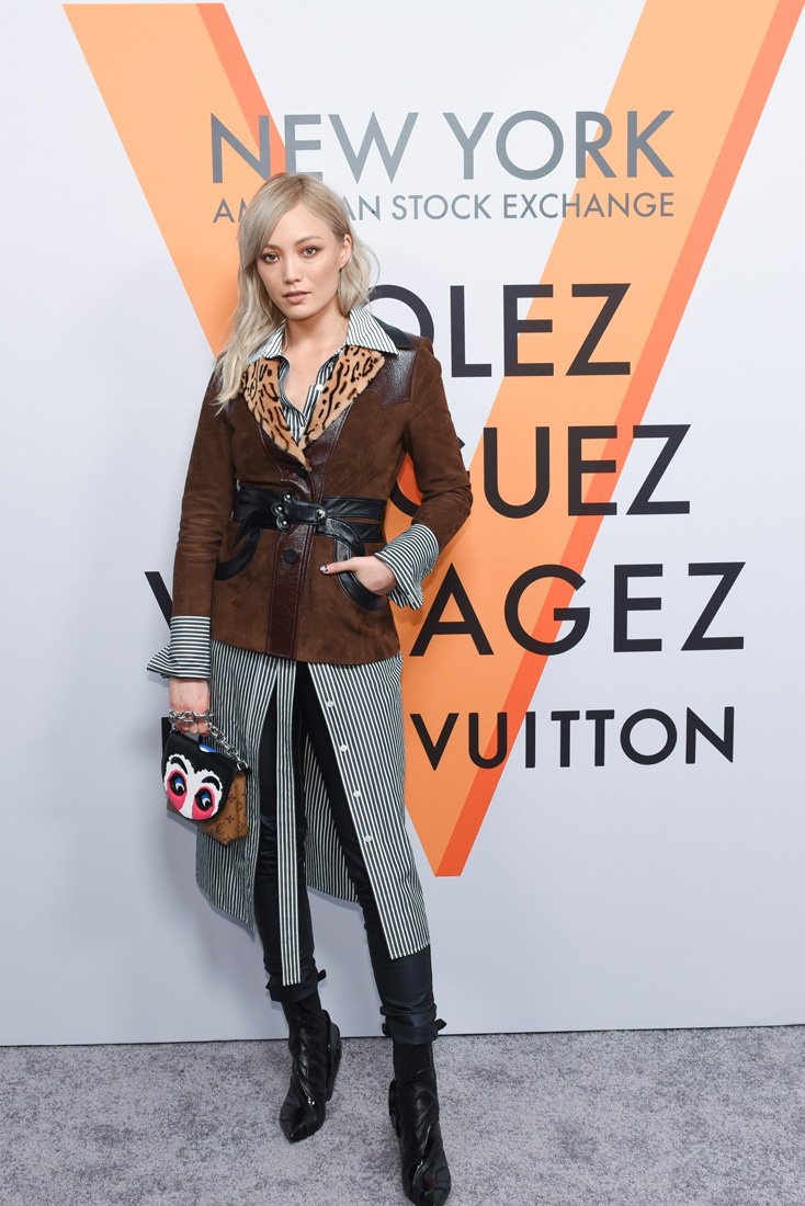 سيلف-بورتريه<br />
<em>من موقع</em> <em>Net-A-Porter</em><br />
&nbsp;