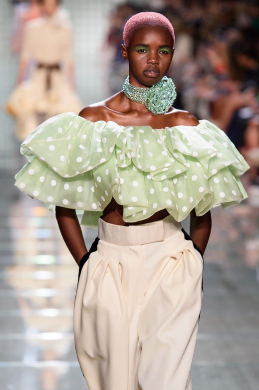 كتاب&nbsp;<span dir=LTR>Dressing for the Dark</span>&nbsp;من&nbsp;<strong>أسولين</strong>