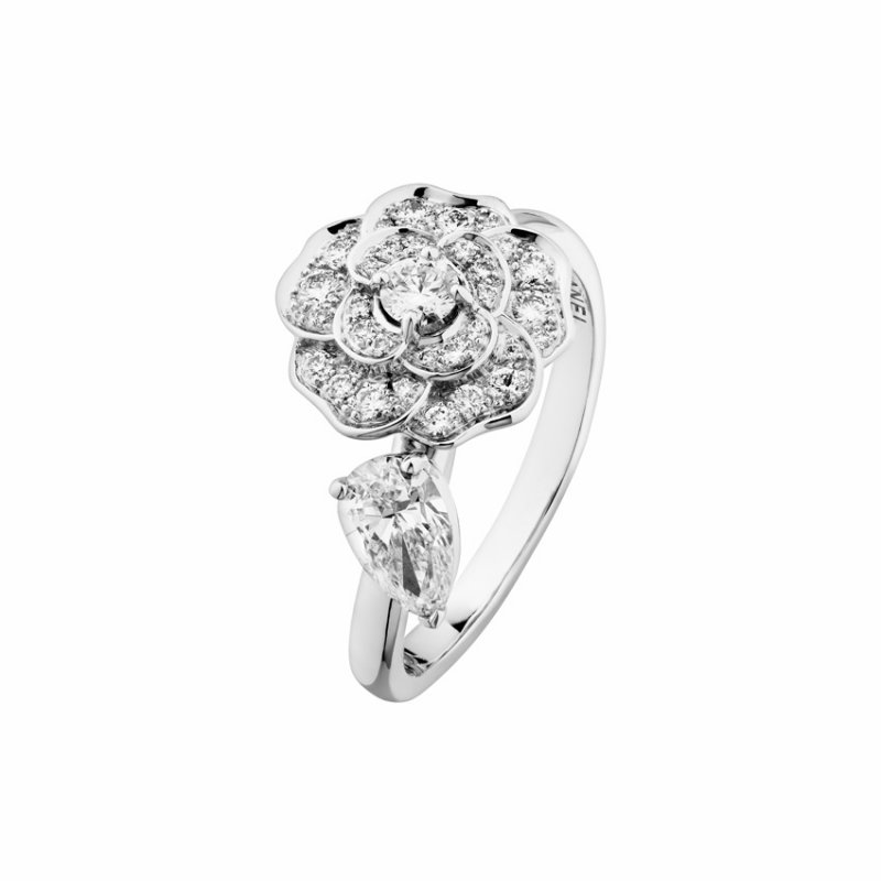 <strong>CHANEL</strong>, Camélia Feuille ring<br />
 