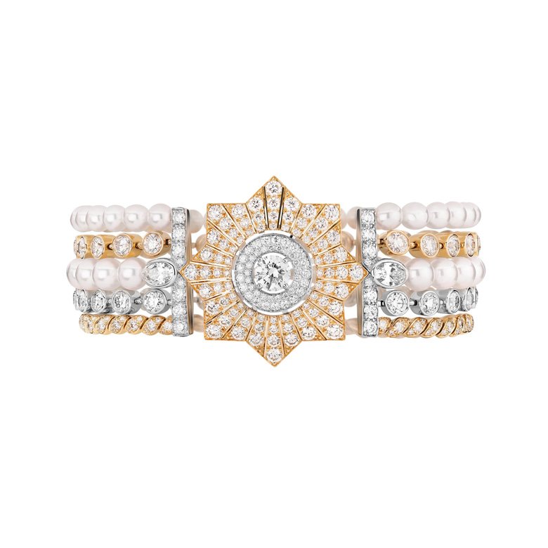 <strong>CHANEL</strong>, Le Paris Russe de CHANEL high jewelry collection, Médaille Solaire bracelet<br />
 