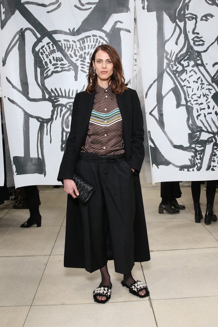 أقراط <span dir=LTR>Frivole</span> مزيّنة بزهور صغيرة ومصنوعة من الذّهب الأبيض المرصّع بالماس