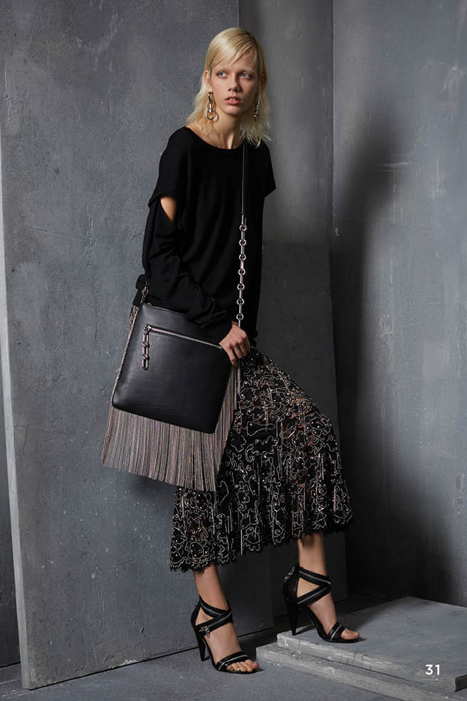 <strong>الخيار الثّاني</strong><br />
<strong>نارس،</strong> مستحضر Sheer Glow Foundation<br />
<strong>لانكوم،</strong> &nbsp;ماسكارا Monsieur Big<br />
<strong>هدى بيوتي</strong>، مستحضر 3D Highlighter Golden Sands Edition<br />
<em>متوفّر لدى سيفورا</em><br />
<strong>ديور</strong>، مستحضر Double Rouge lipstick بلون <em>992 Poison Purple</em><br />
<strong>قسم الجمال في مارك جايكوبس،</strong> مستحضر Enamored Hi-Shine Nail Lacquer بلون <em>140 Petra </em><br />
<em>متوفّر على موقع </em><em>Net-A-Porter </em><br />
&nbsp;